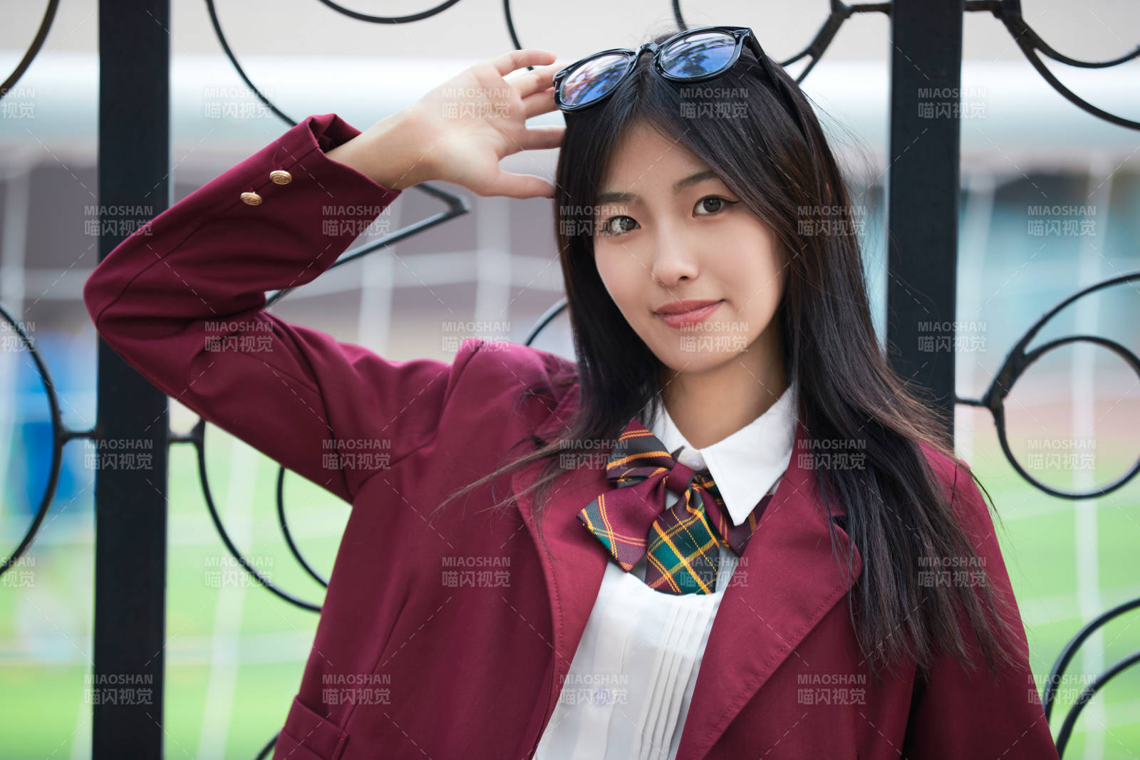 开学季放学回家路上的女学生图片