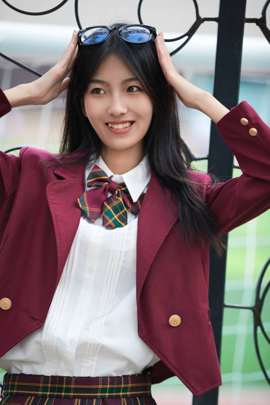 开学季放学回家路上的女学生图片