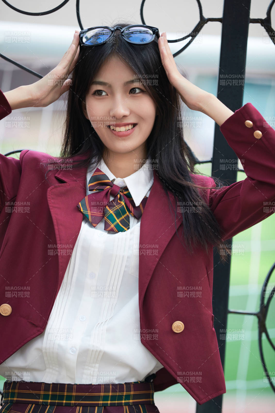 开学季放学回家路上的女学生图片