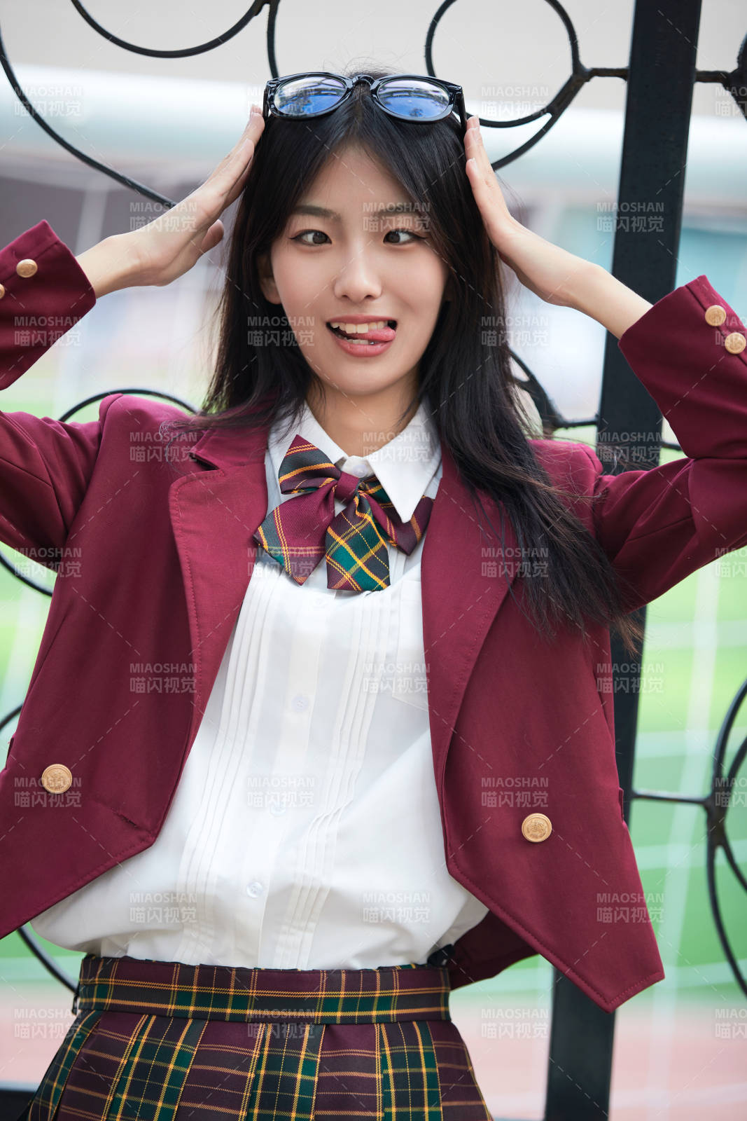 开学季放学回家路上的女学生图片