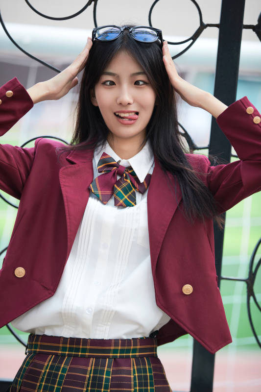 开学季放学回家路上的女学生图片