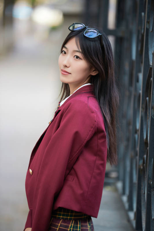 开学季放学回家路上的女学生图片