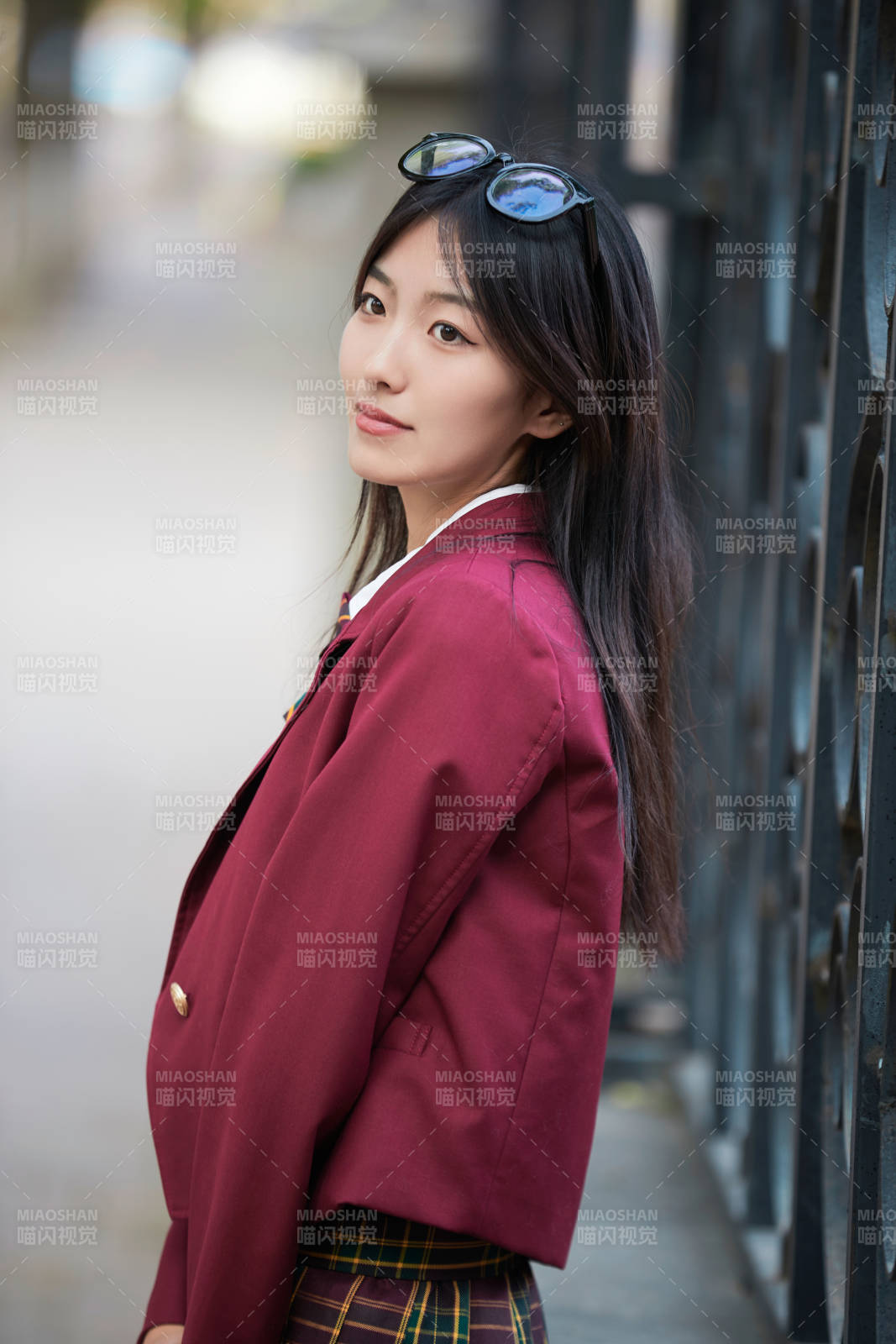 开学季放学回家路上的女学生图片