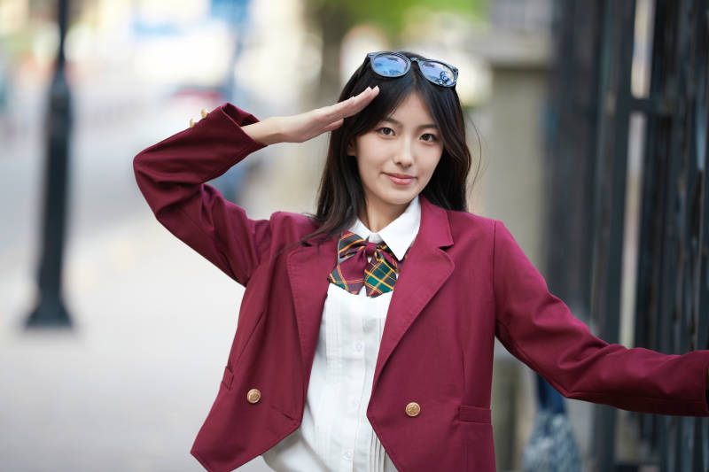 开学季放学回家路上的女学生图片