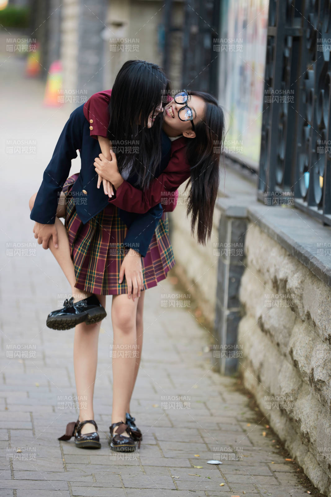 开学季放学回家路上的女学生图片