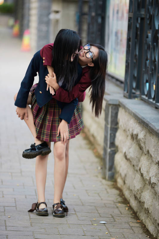 开学季放学回家路上的女学生图片