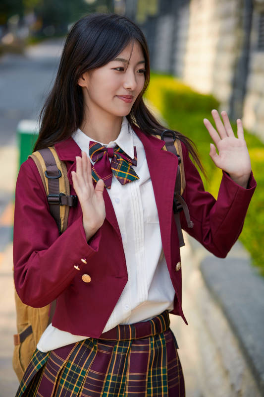 开学季放学回家路上的女学生图片