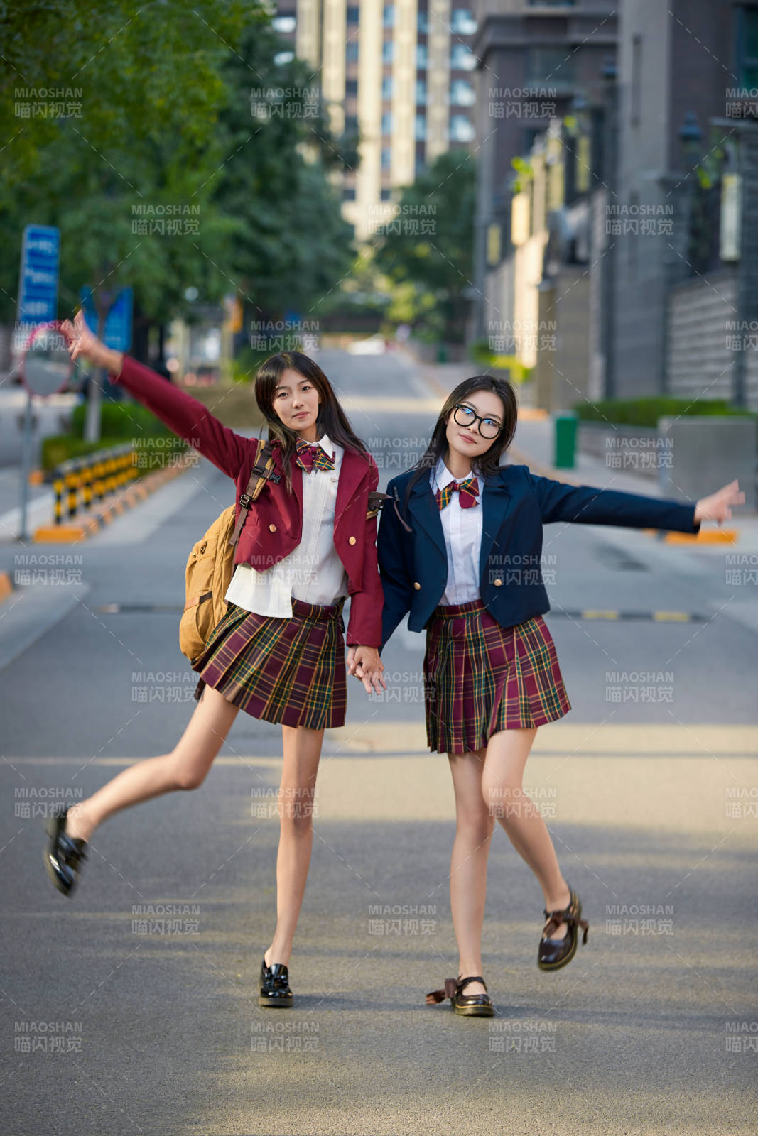 开学季放学回家路上的女学生图片