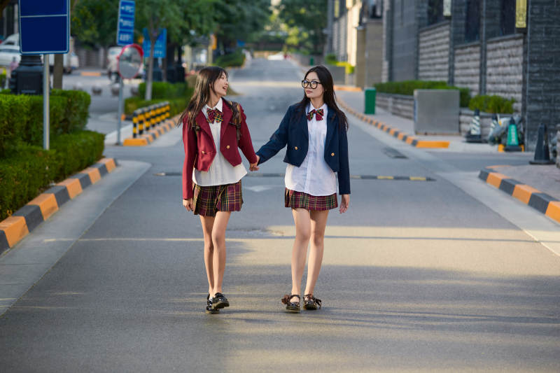 开学季放学回家路上的女学生图片