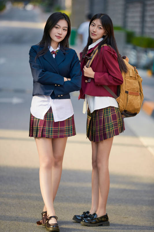 开学季放学回家路上的女学生图片