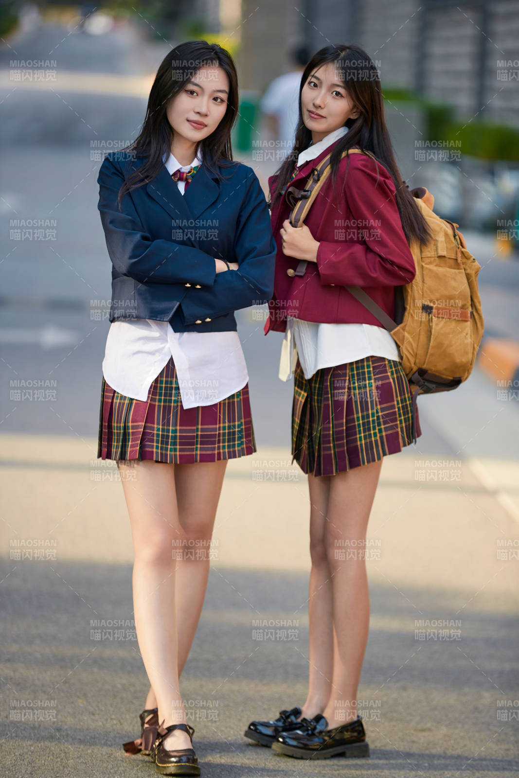 开学季放学回家路上的女学生图片