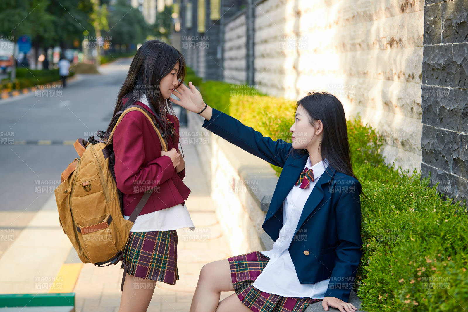 开学季放学回家路上的女学生图片