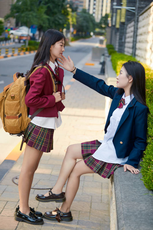 开学季放学回家路上的女学生图片