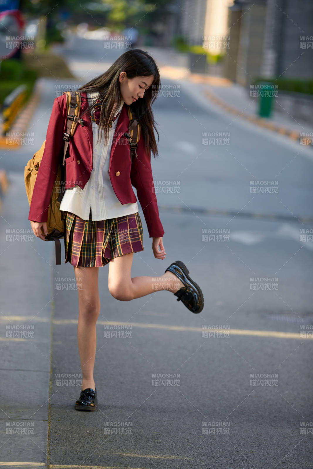 开学季放学回家路上的女学生图片