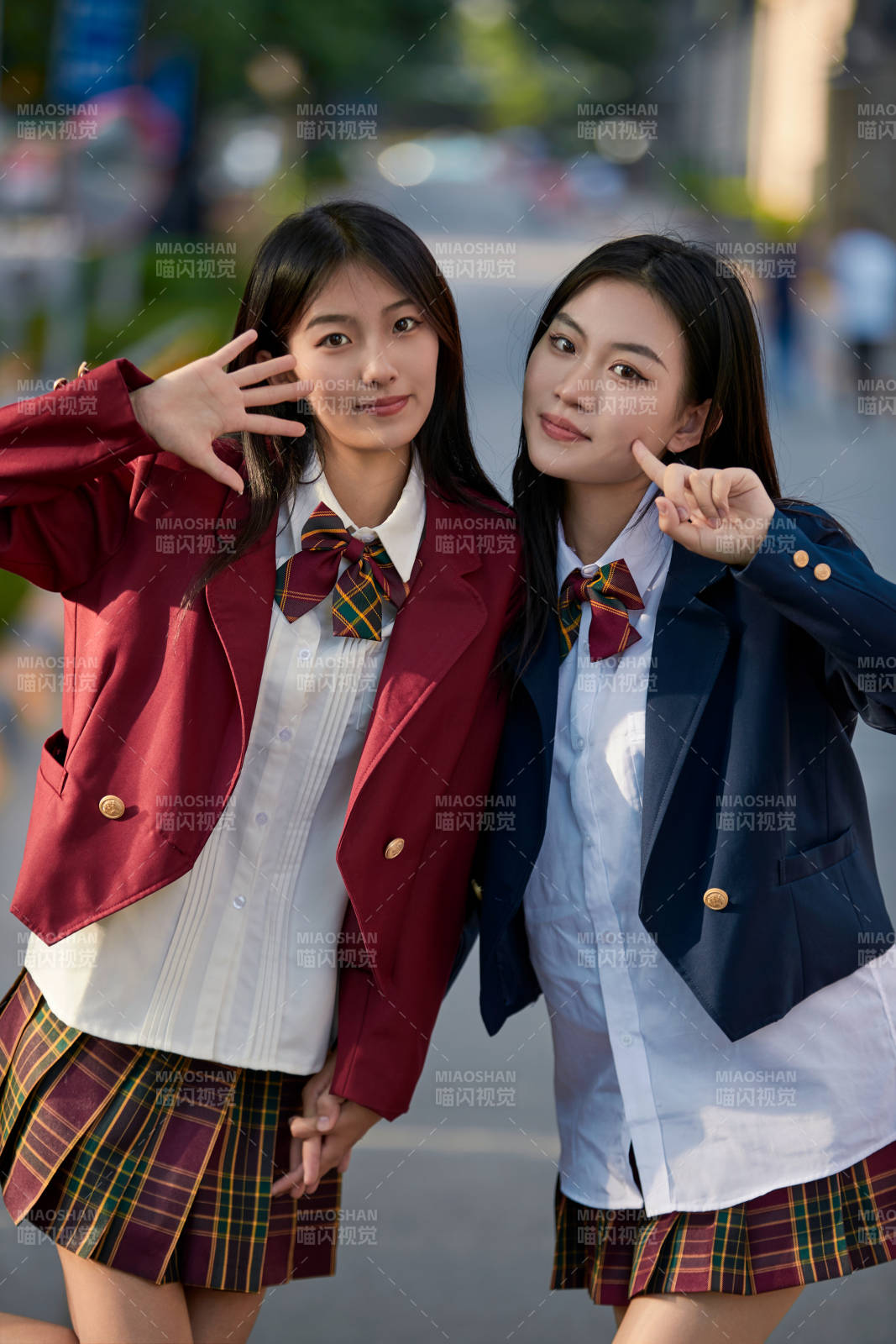 开学季放学回家路上的女学生图片