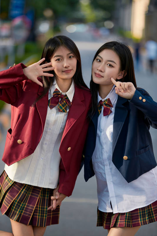 开学季放学回家路上的女学生图片