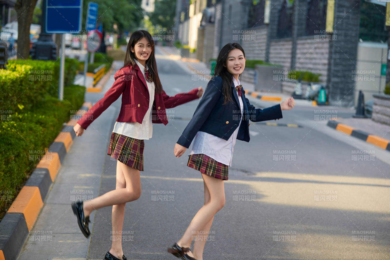 开学季放学回家路上的女学生图片