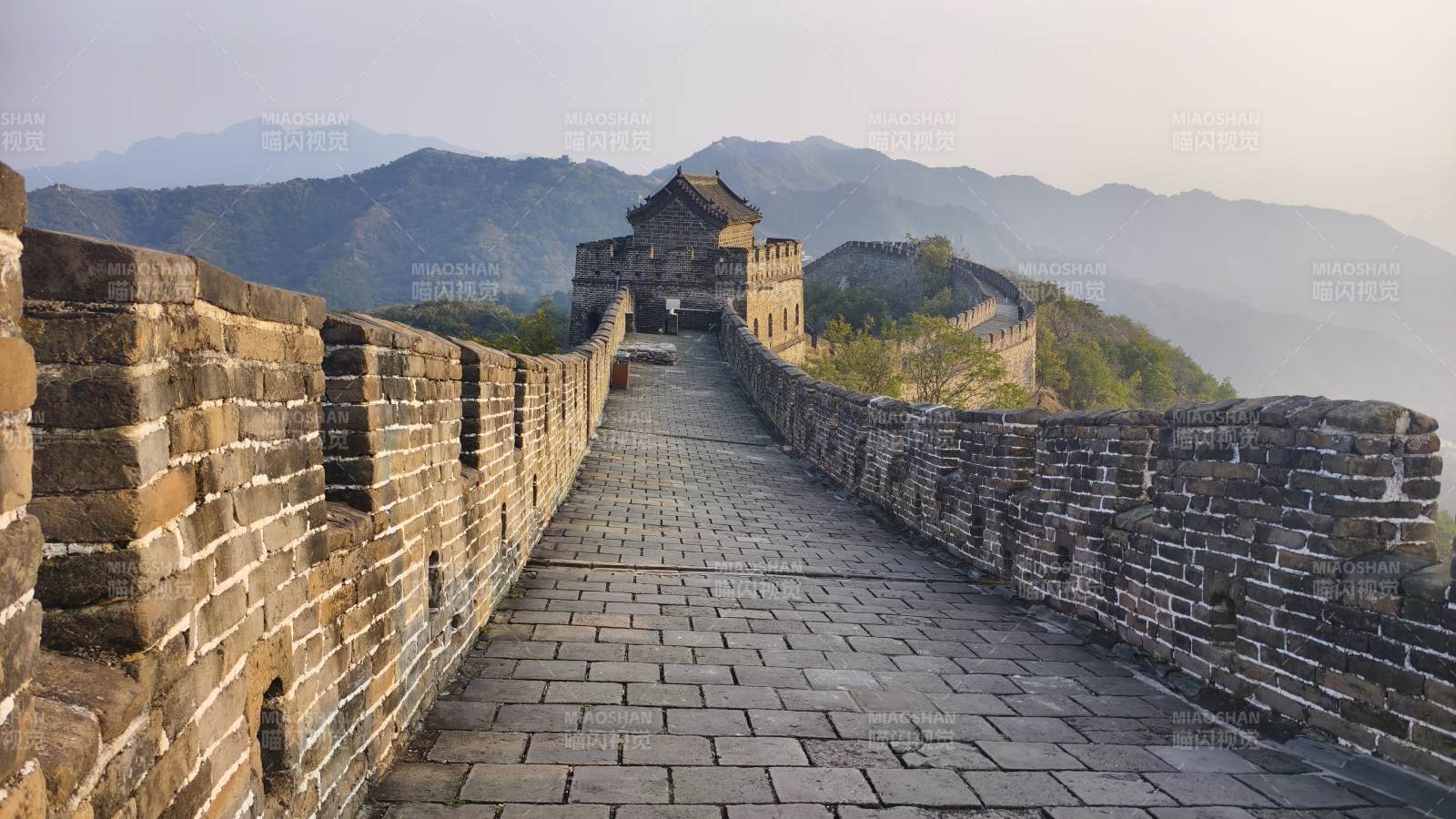 长城蜿蜒山间图片