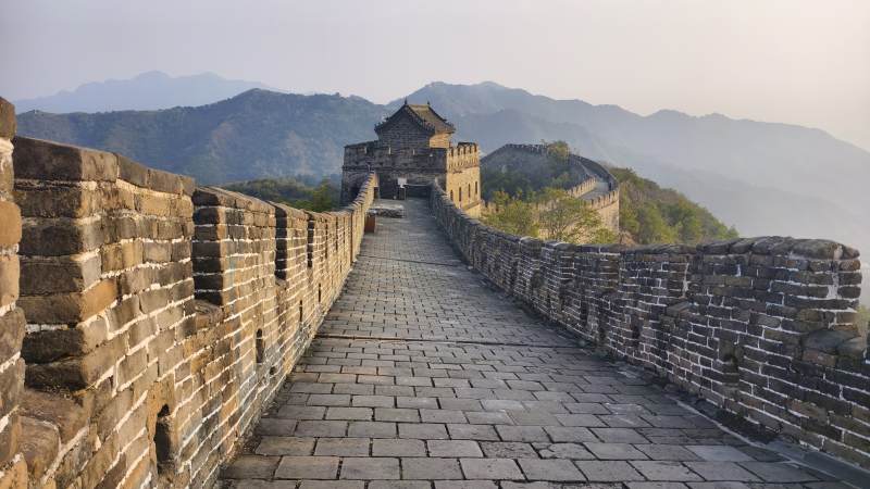 长城蜿蜒山间图片