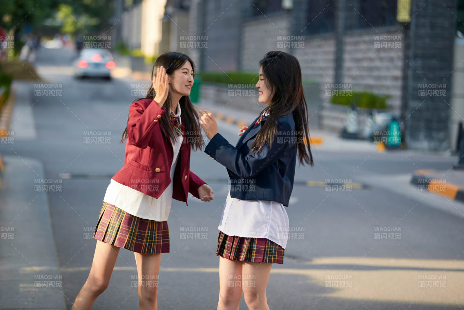 开学季放学回家路上的女学生图片