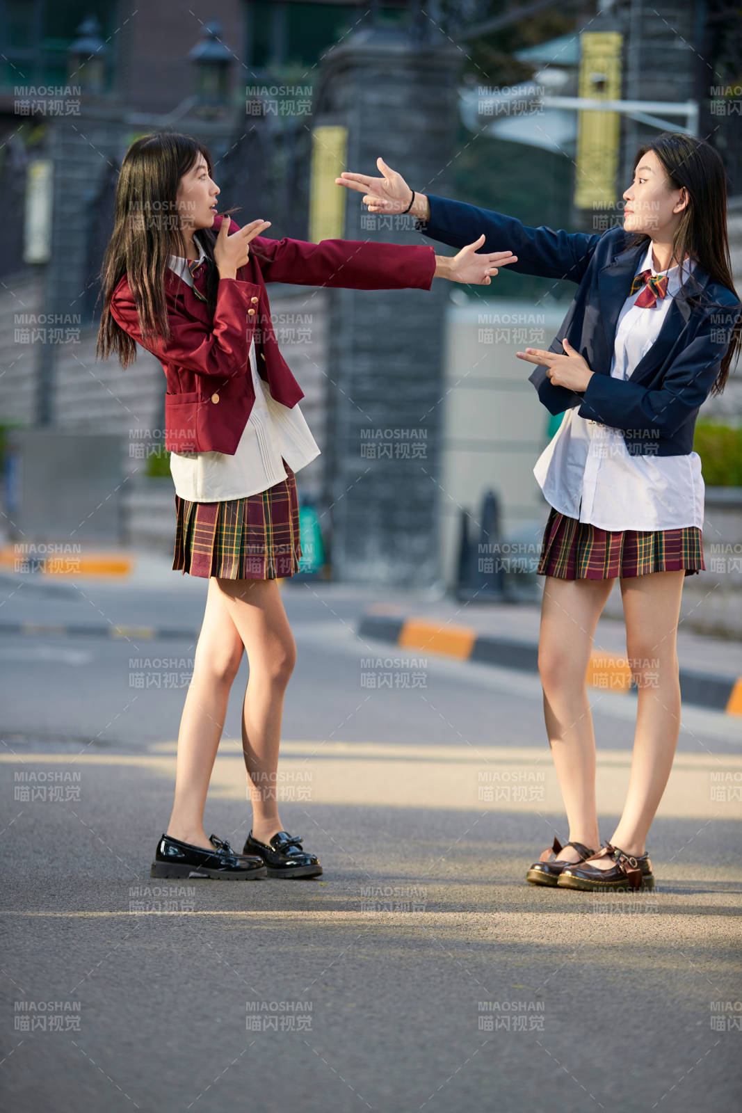 开学季放学回家路上的女学生图片