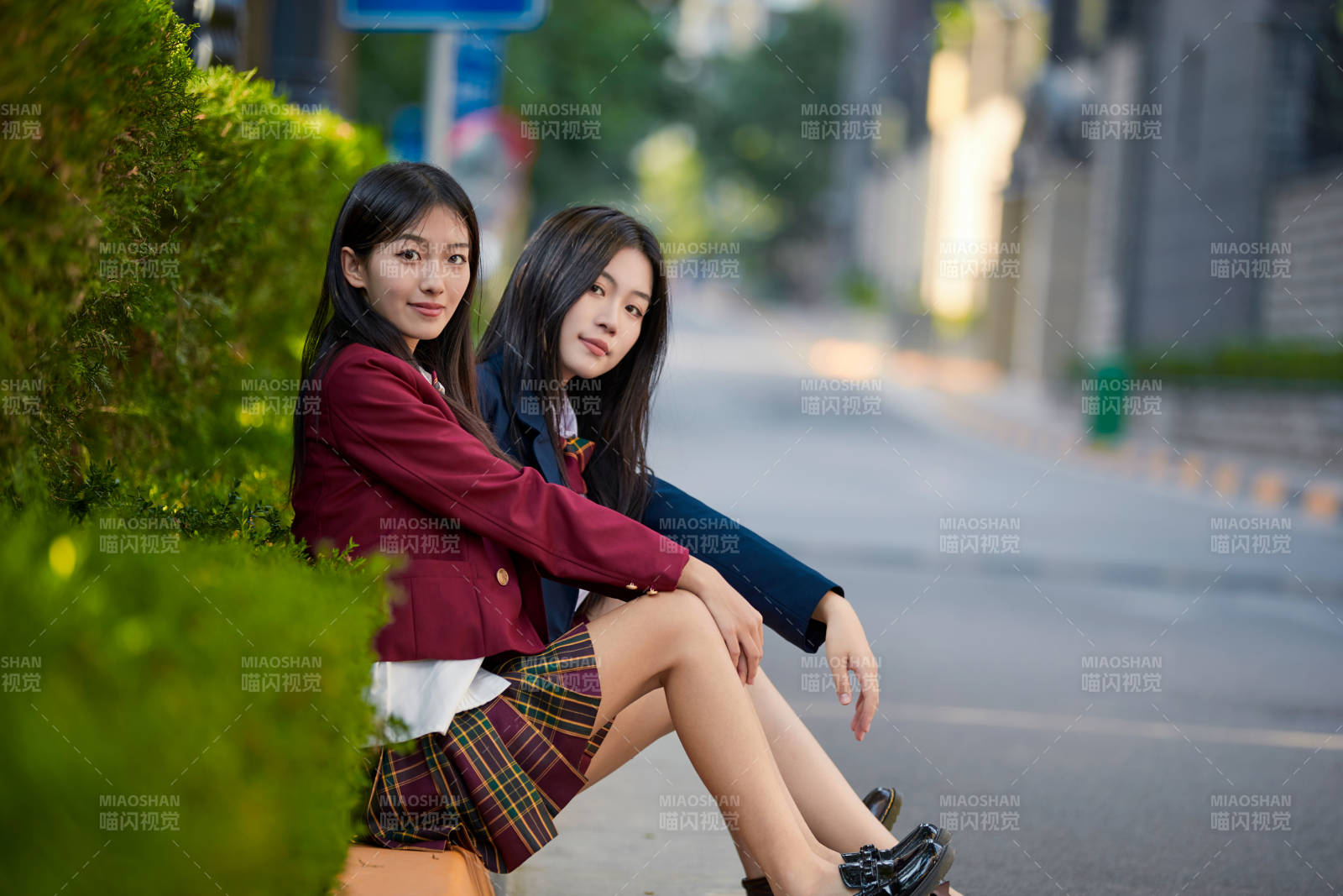 开学季放学回家路上的女学生图片