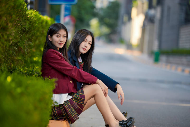 开学季放学回家路上的女学生图片