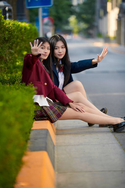 开学季放学回家路上的女学生图片