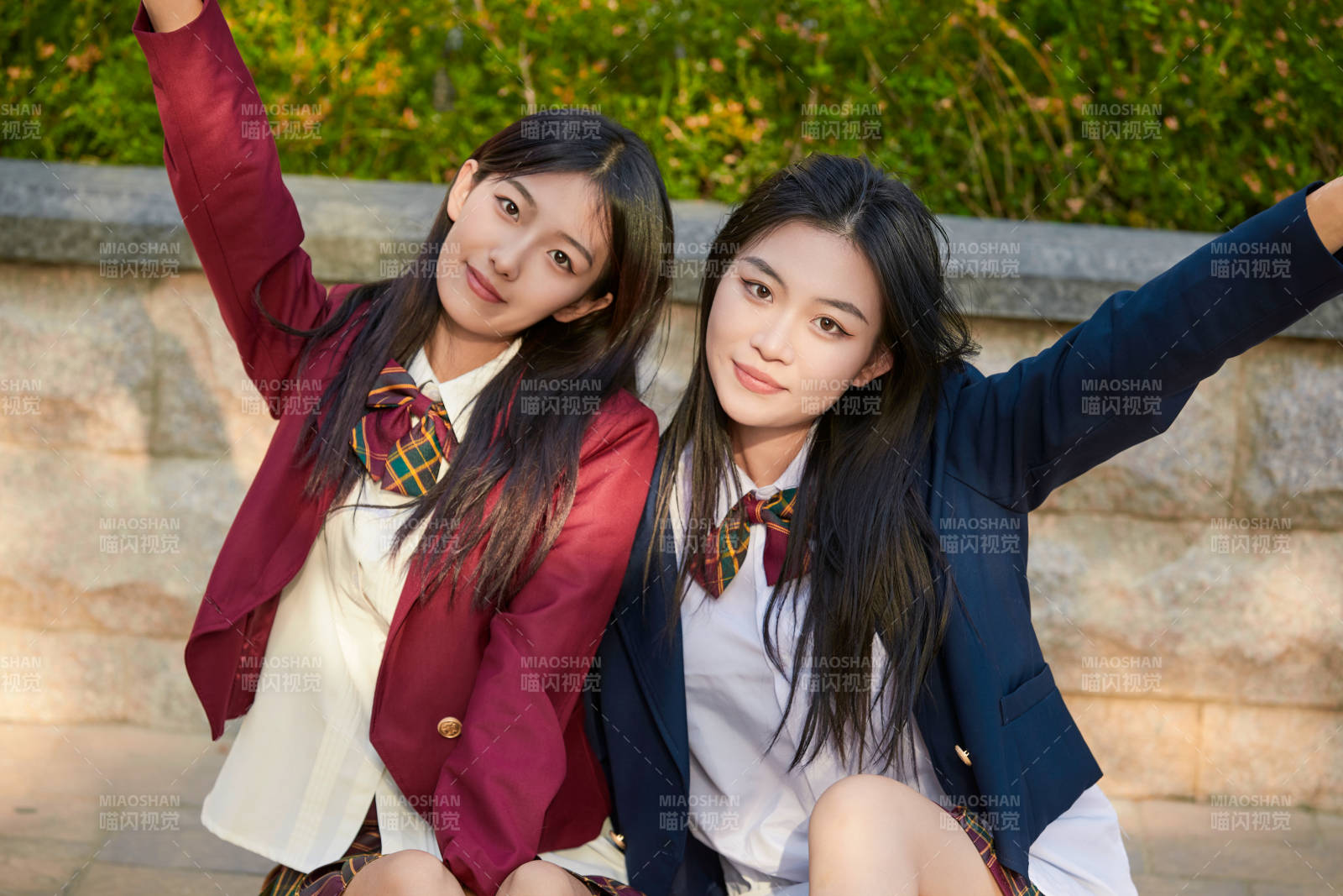 开学季放学回家路上的女学生图片