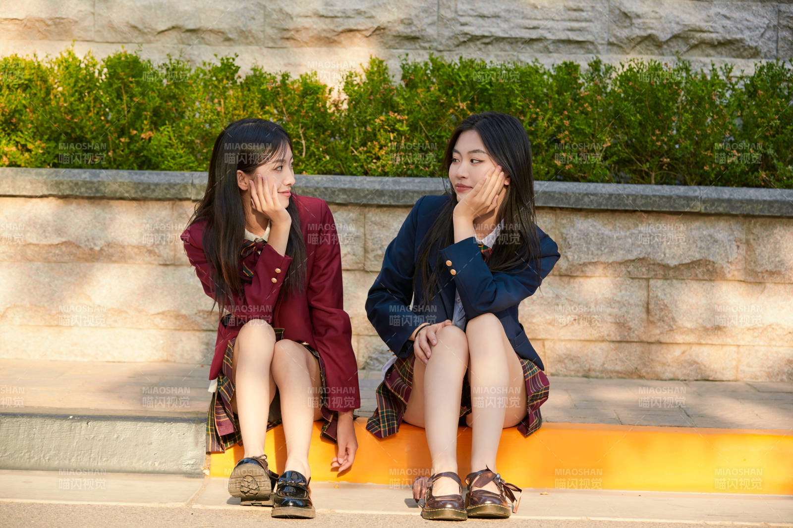 开学季放学回家路上的女学生图片