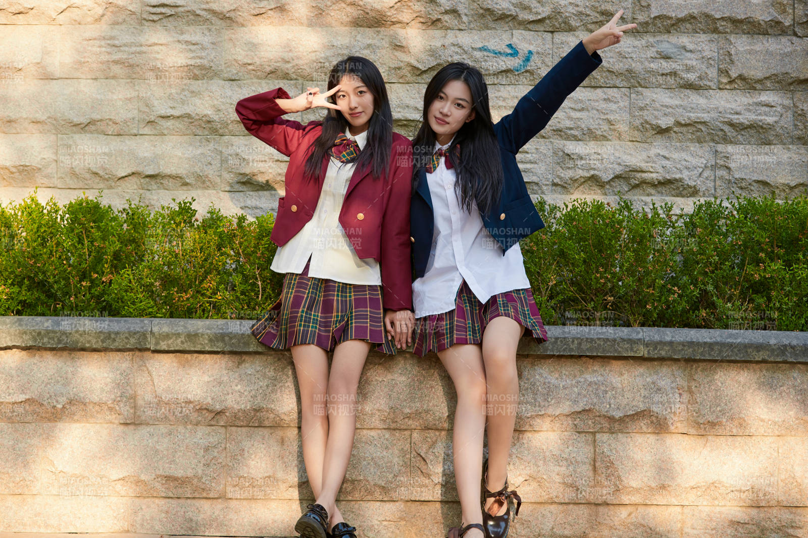 开学季放学回家路上的女学生图片