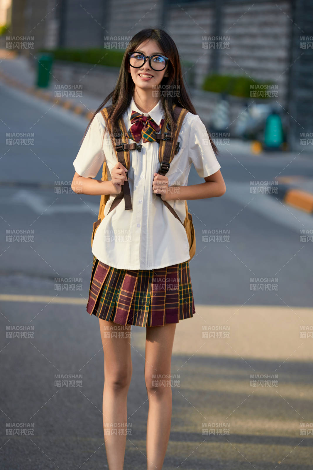 开学季放学回家路上的女学生图片