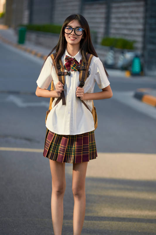 开学季放学回家路上的女学生图片