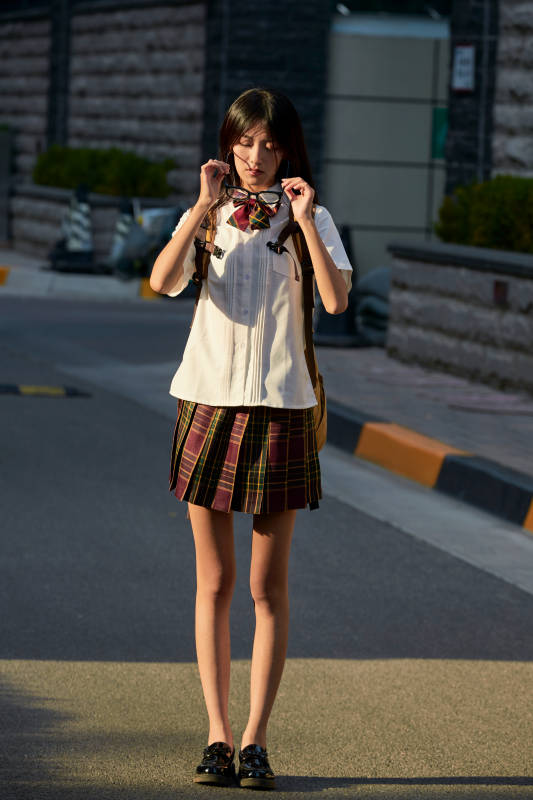 开学季放学回家路上的女学生图片