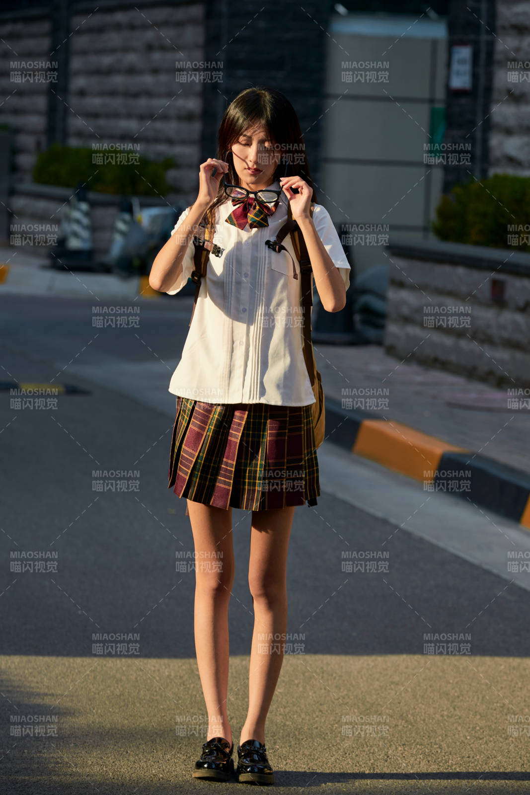 开学季放学回家路上的女学生图片