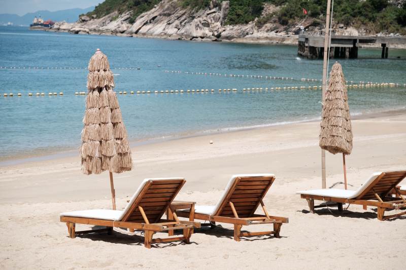 沙滩躺椅与遮阳伞图片