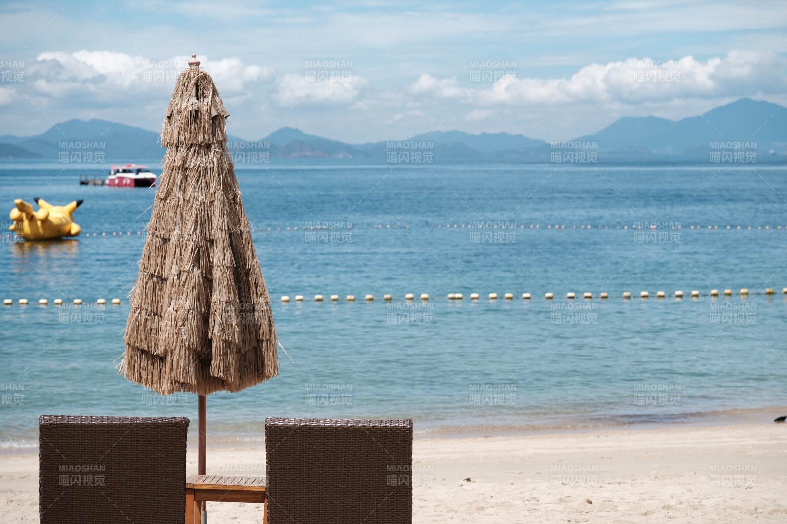 海滩伞椅与海景图片