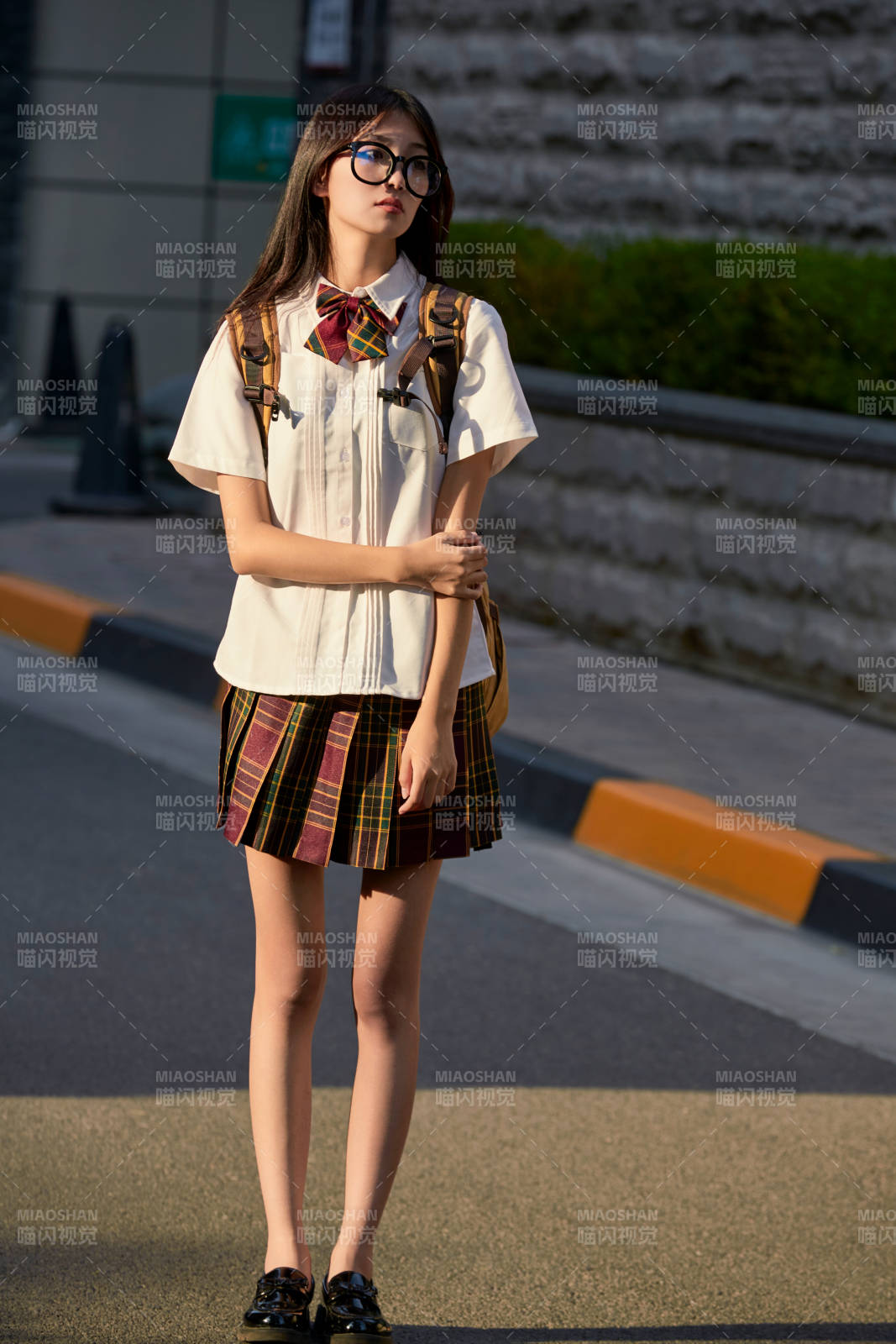 开学季放学回家路上的女学生图片