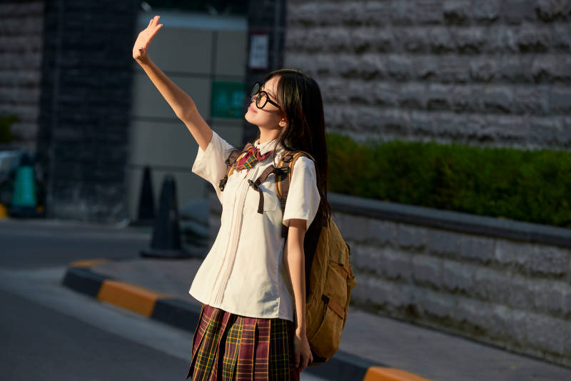 开学季放学回家路上的女学生图片