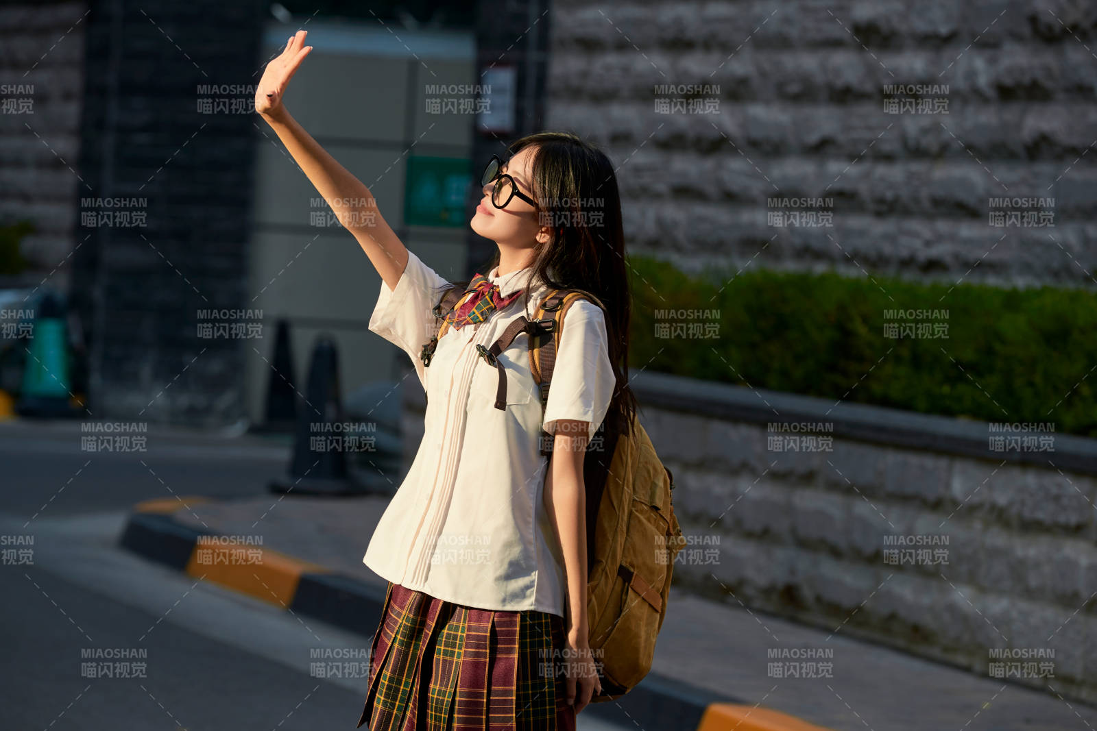 开学季放学回家路上的女学生图片
