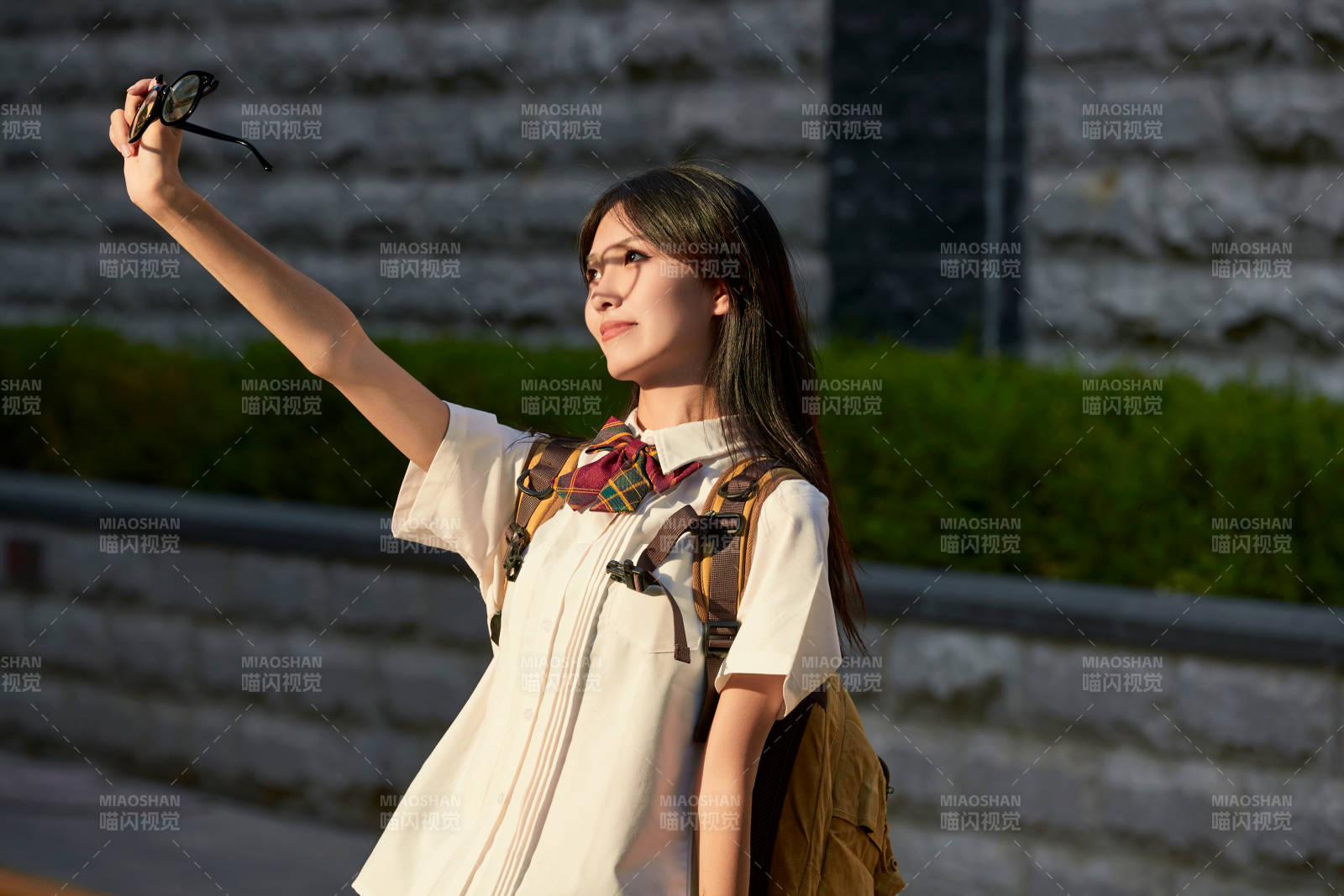 开学季放学回家路上的女学生图片