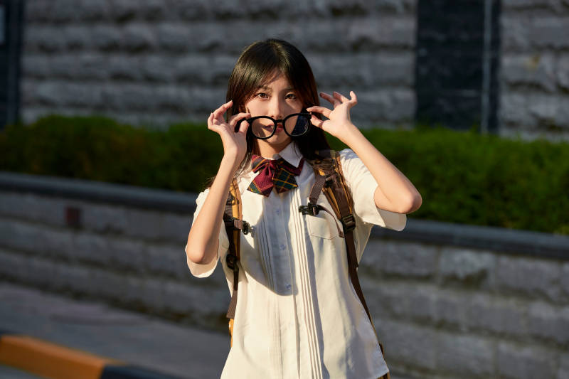 开学季放学回家路上的女学生图片