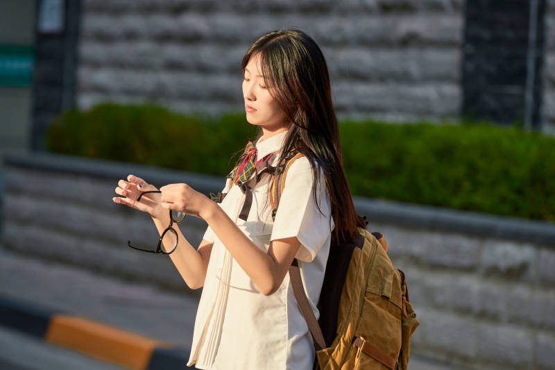 开学季放学回家路上的女学生图片