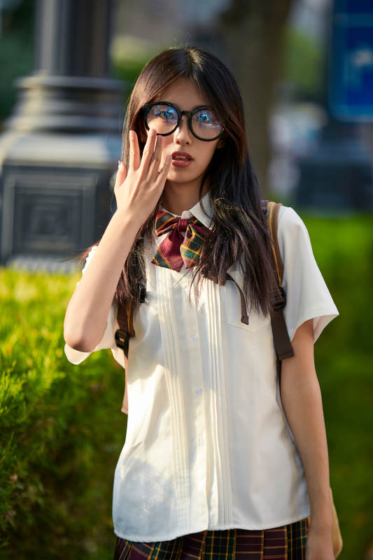 开学季放学回家路上的女学生图片