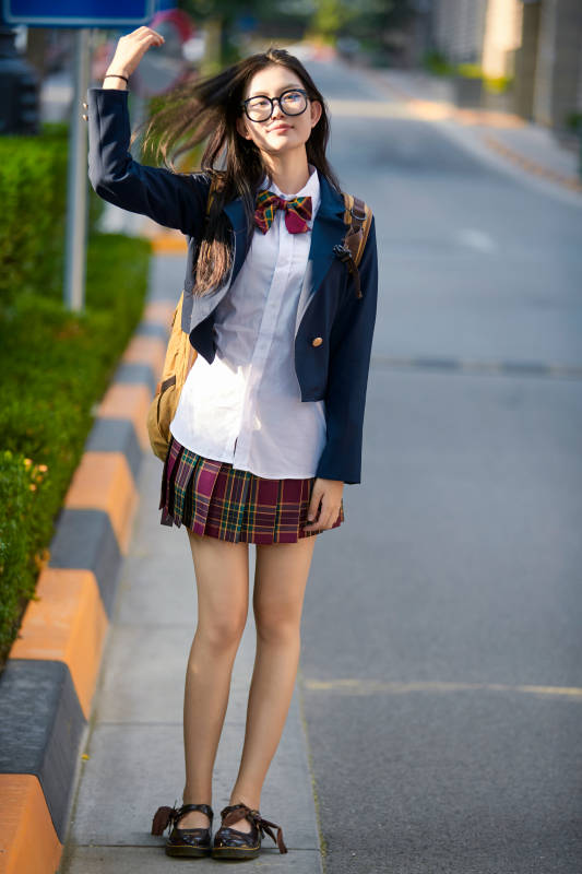 开学季放学回家路上的女学生图片