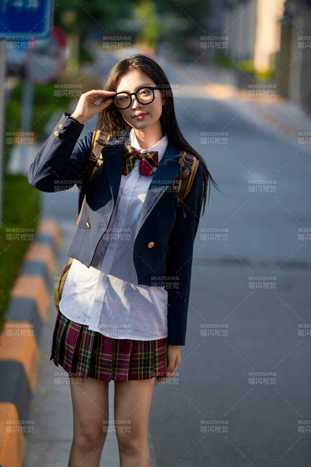 开学季放学回家路上的女学生图片