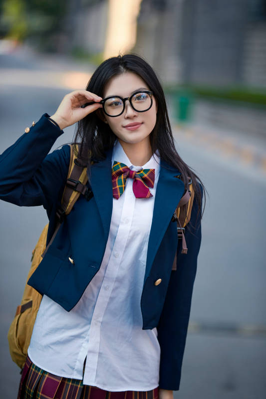 开学季放学回家路上的女学生图片