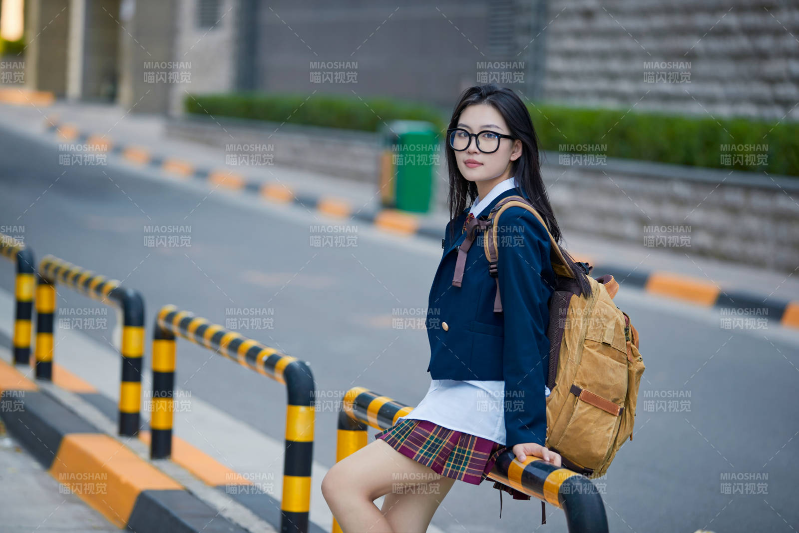 开学季放学回家路上的女学生图片
