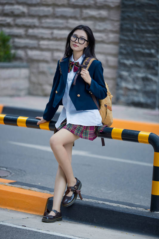 开学季放学回家路上的女学生图片