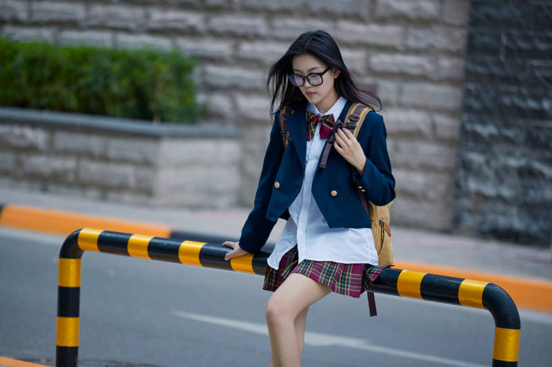 开学季放学回家路上的女学生图片